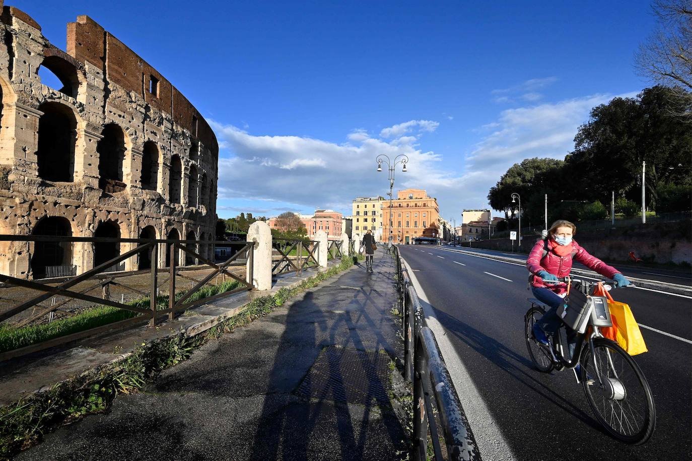 Las calles de Roma, Milán, Nápoles, Venecia o Turín volvieron este lunes a estar medio vacías un año después del inicio de la pandemia con el primer día del nuevo confinamiento decretado por el Gobierno de Mario Draghi para intentar frenar los contagios. La medida afecta a unos 42 millones de habitantes (el 70% del total).