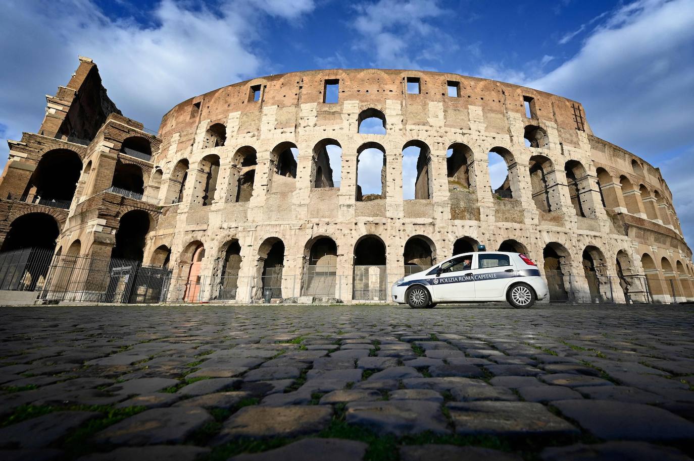 Las calles de Roma, Milán, Nápoles, Venecia o Turín volvieron este lunes a estar medio vacías un año después del inicio de la pandemia con el primer día del nuevo confinamiento decretado por el Gobierno de Mario Draghi para intentar frenar los contagios. La medida afecta a unos 42 millones de habitantes (el 70% del total).