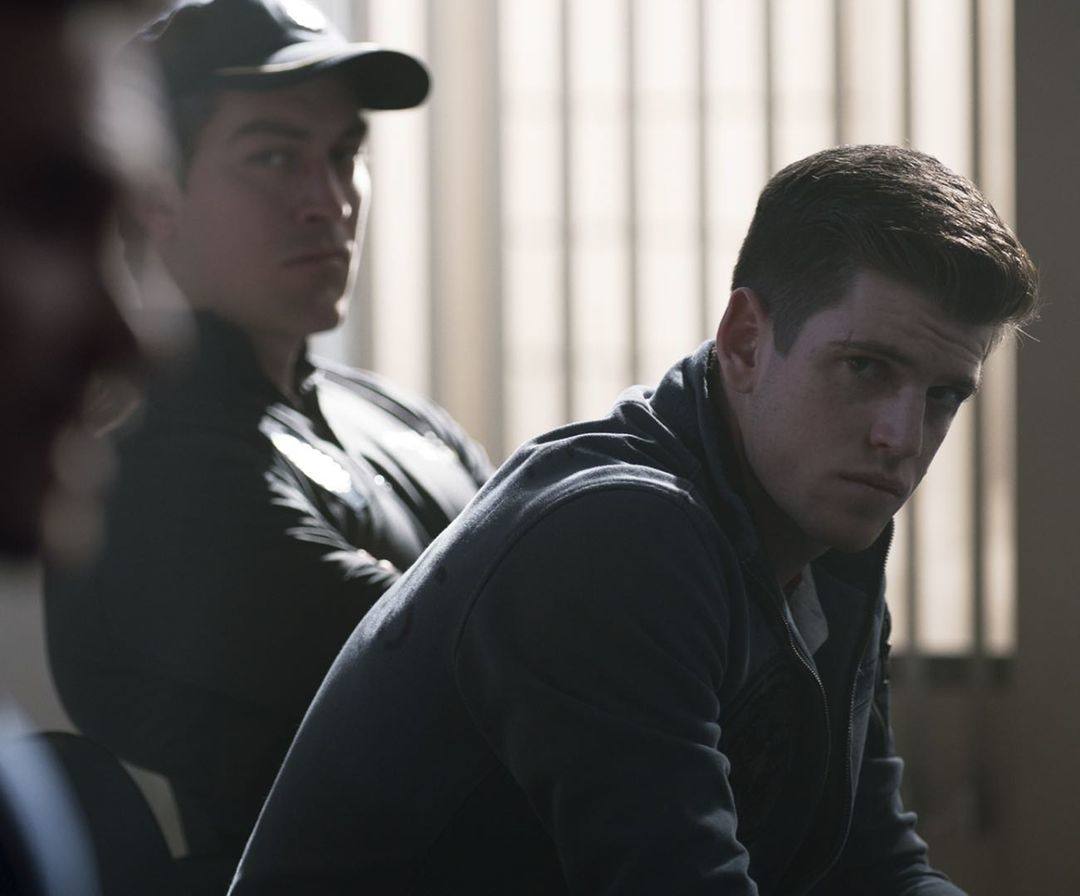 Cuatro estrenó anoche en abierto el primer capítulo de 'Caronte', la serie protagonizada por Roberto Álamo y Miriam Giovanelli en la que la ciudad de Gijón y la playa de San Lorenzo juegan un papel principal