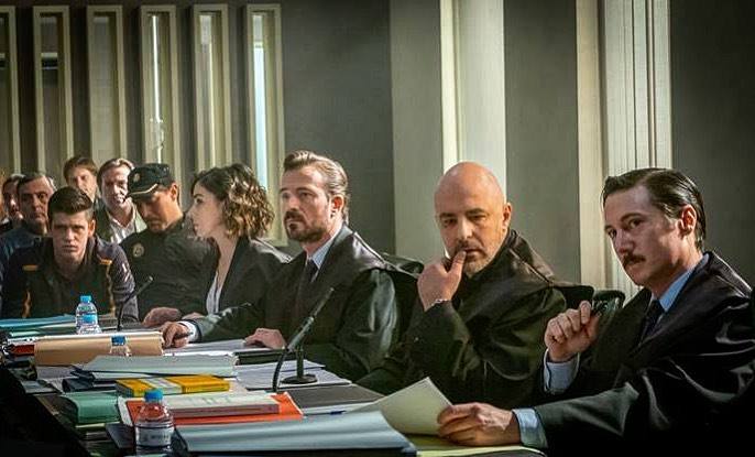 Cuatro estrenó anoche en abierto el primer capítulo de 'Caronte', la serie protagonizada por Roberto Álamo y Miriam Giovanelli en la que la ciudad de Gijón y la playa de San Lorenzo juegan un papel principal