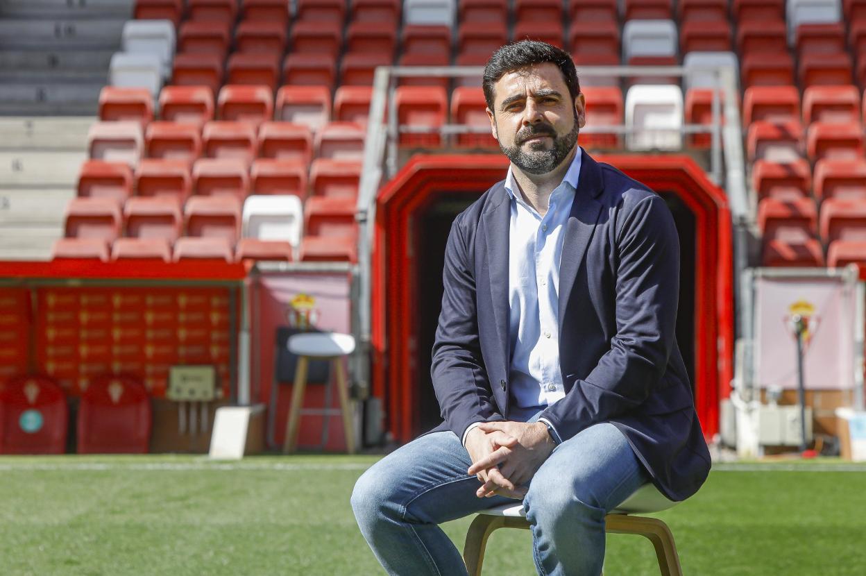 David Gallego, sentado en el terreno de juego, frente al túnel de vestuarios. 