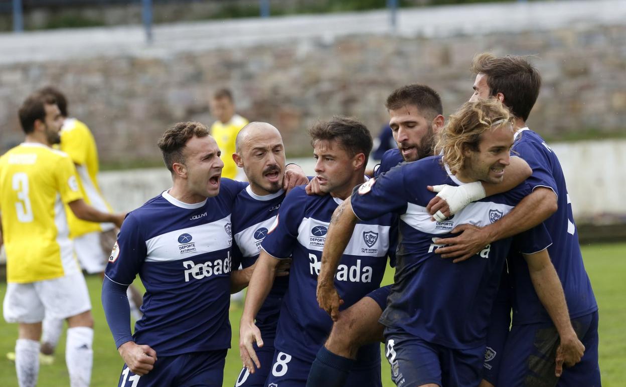 Los jugadores del Marino celebran un gol.