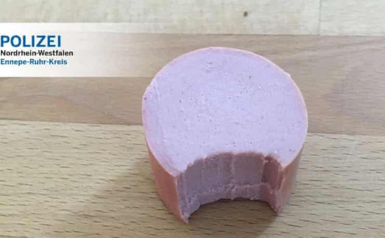 Imagen de un trozo de la salchicha localizada en el lugar del delito 