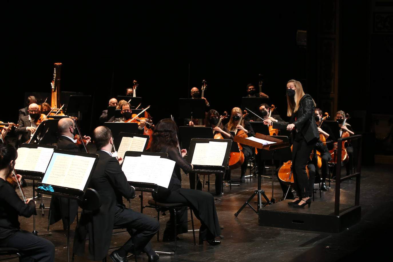 El teatro Campoamor de Oviedo fue el escenario del concierto «Mujeres en la música», dirigido por Isabel Rubio y en el que se estrenó la obra «Mensaje interestelar», de la compositora ovetense Raquel Rodríguez