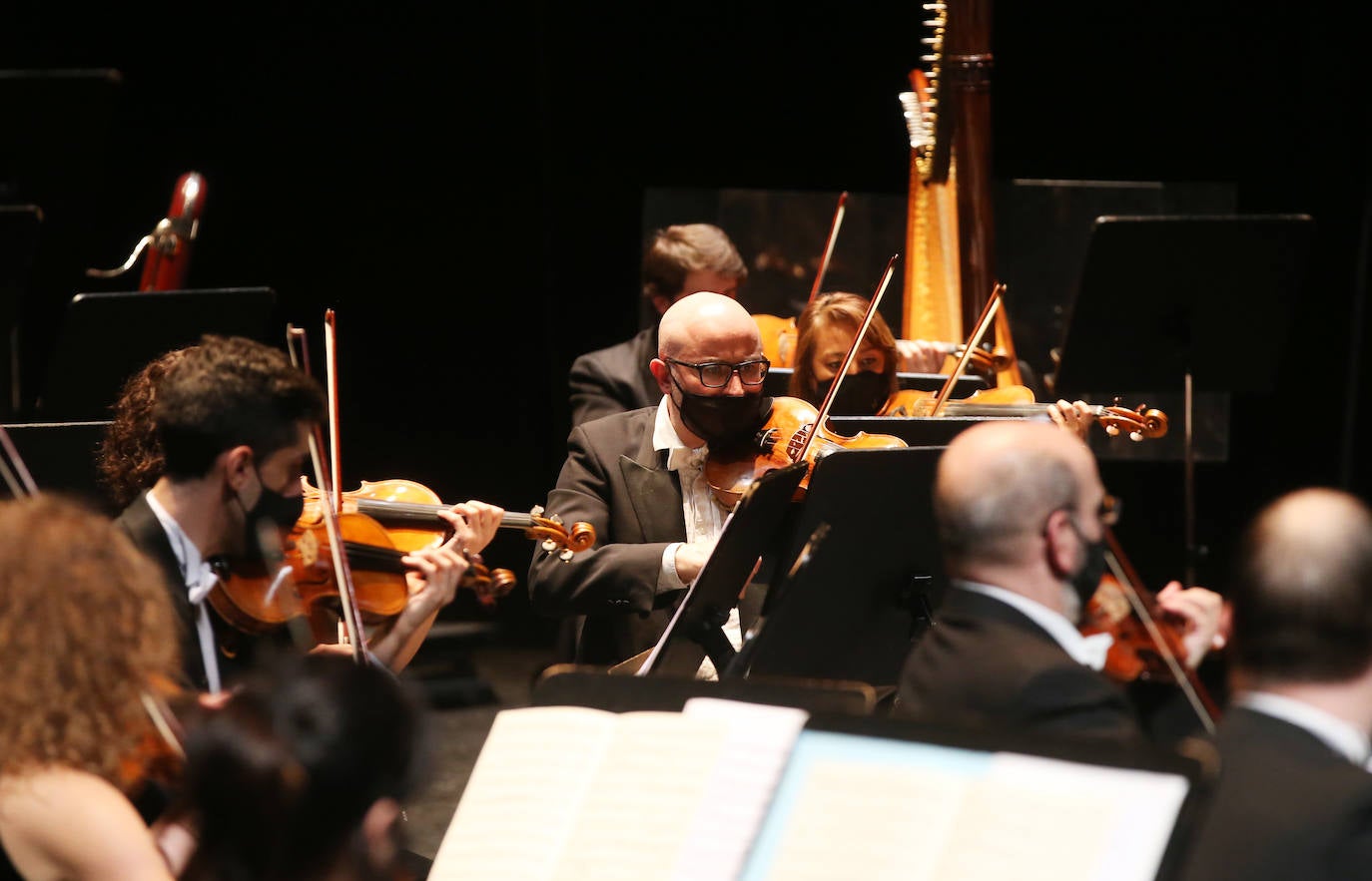 El teatro Campoamor de Oviedo fue el escenario del concierto «Mujeres en la música», dirigido por Isabel Rubio y en el que se estrenó la obra «Mensaje interestelar», de la compositora ovetense Raquel Rodríguez