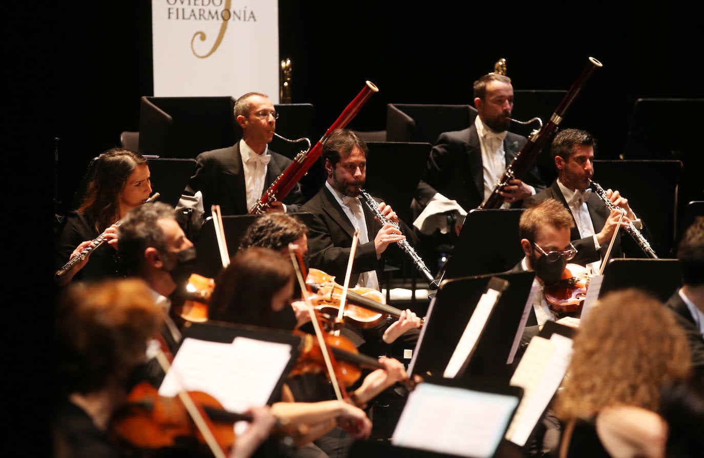 El teatro Campoamor de Oviedo fue el escenario del concierto «Mujeres en la música», dirigido por Isabel Rubio y en el que se estrenó la obra «Mensaje interestelar», de la compositora ovetense Raquel Rodríguez