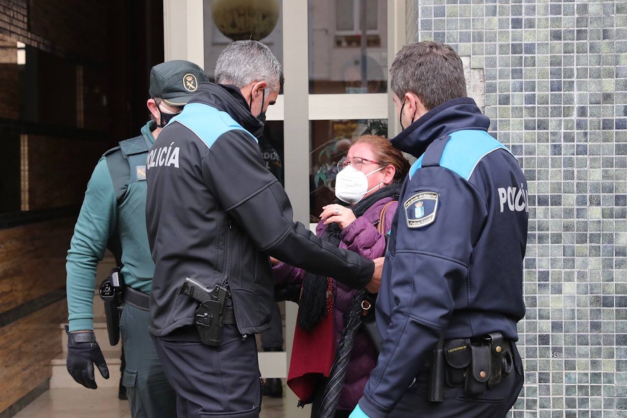 El fuego que este miércoles ha acabado con la vida de un hombre y una mujer en Villaviciosa habría partido, según todos los indicios, de un cigarro. Esa mala costumbre de fumar en la habitación que, según los testigos, tenían las dos víctimas ha sido la que, desgraciadamente, ha acabado con sus vidas.