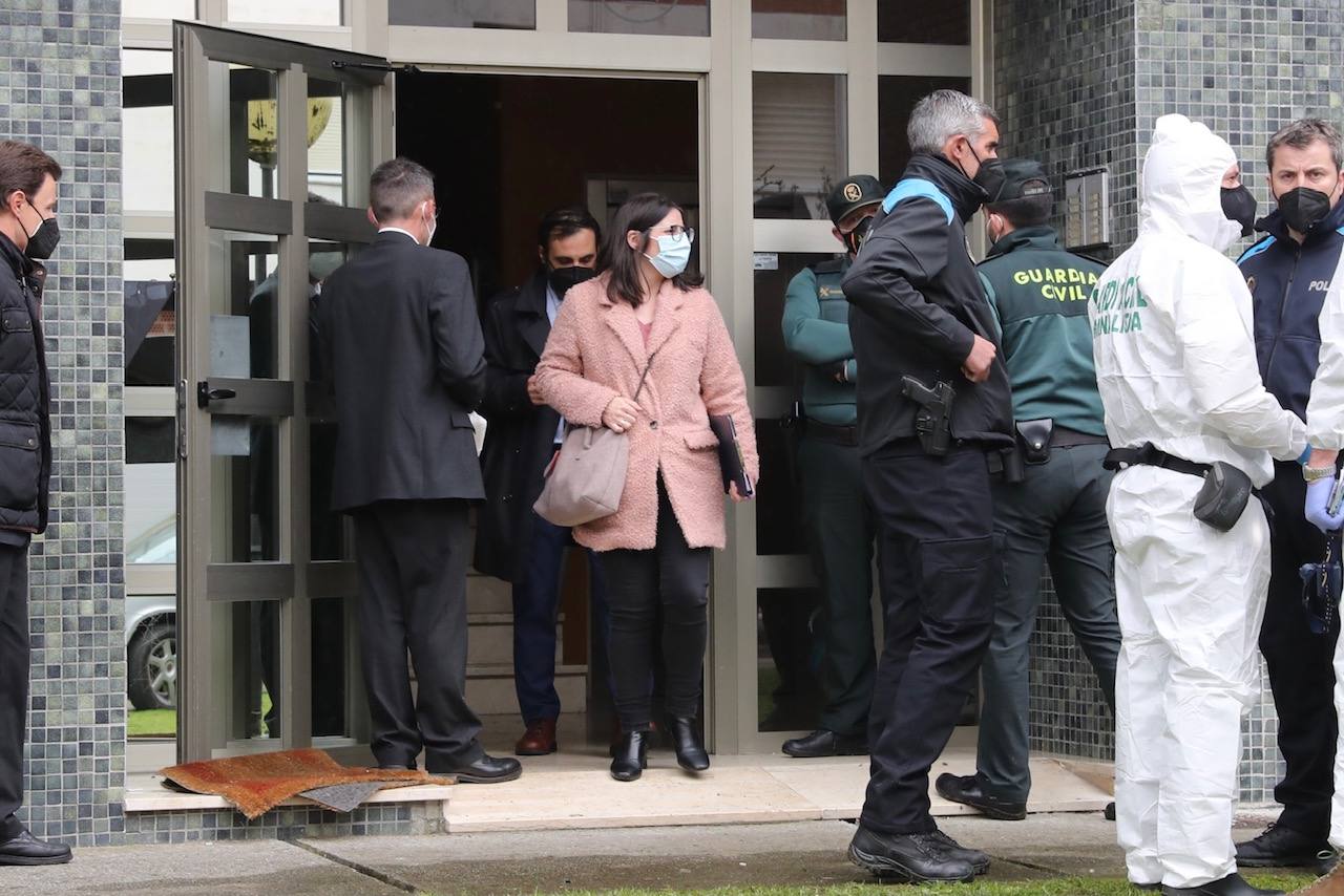 El fuego que este miércoles ha acabado con la vida de un hombre y una mujer en Villaviciosa habría partido, según todos los indicios, de un cigarro. Esa mala costumbre de fumar en la habitación que, según los testigos, tenían las dos víctimas ha sido la que, desgraciadamente, ha acabado con sus vidas.