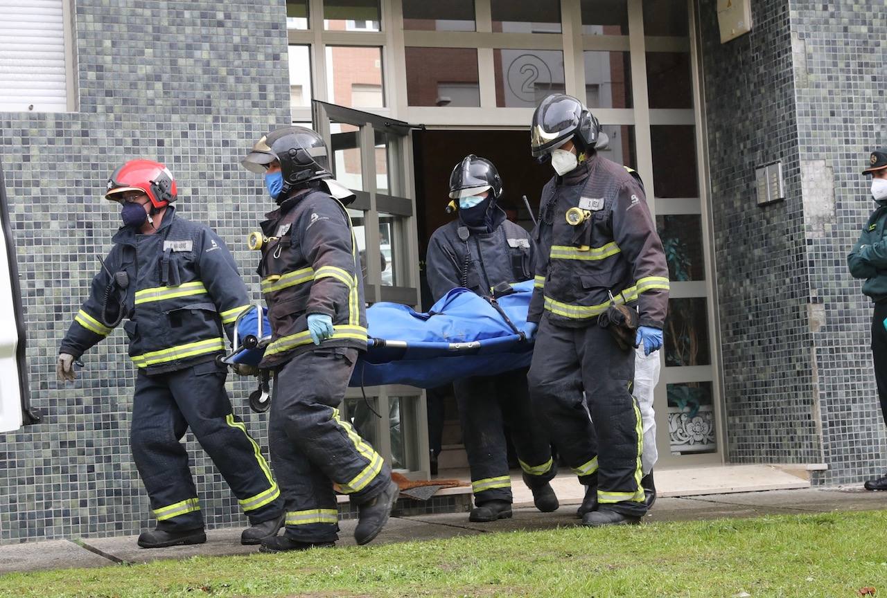 El fuego que este miércoles ha acabado con la vida de un hombre y una mujer en Villaviciosa habría partido, según todos los indicios, de un cigarro. Esa mala costumbre de fumar en la habitación que, según los testigos, tenían las dos víctimas ha sido la que, desgraciadamente, ha acabado con sus vidas.