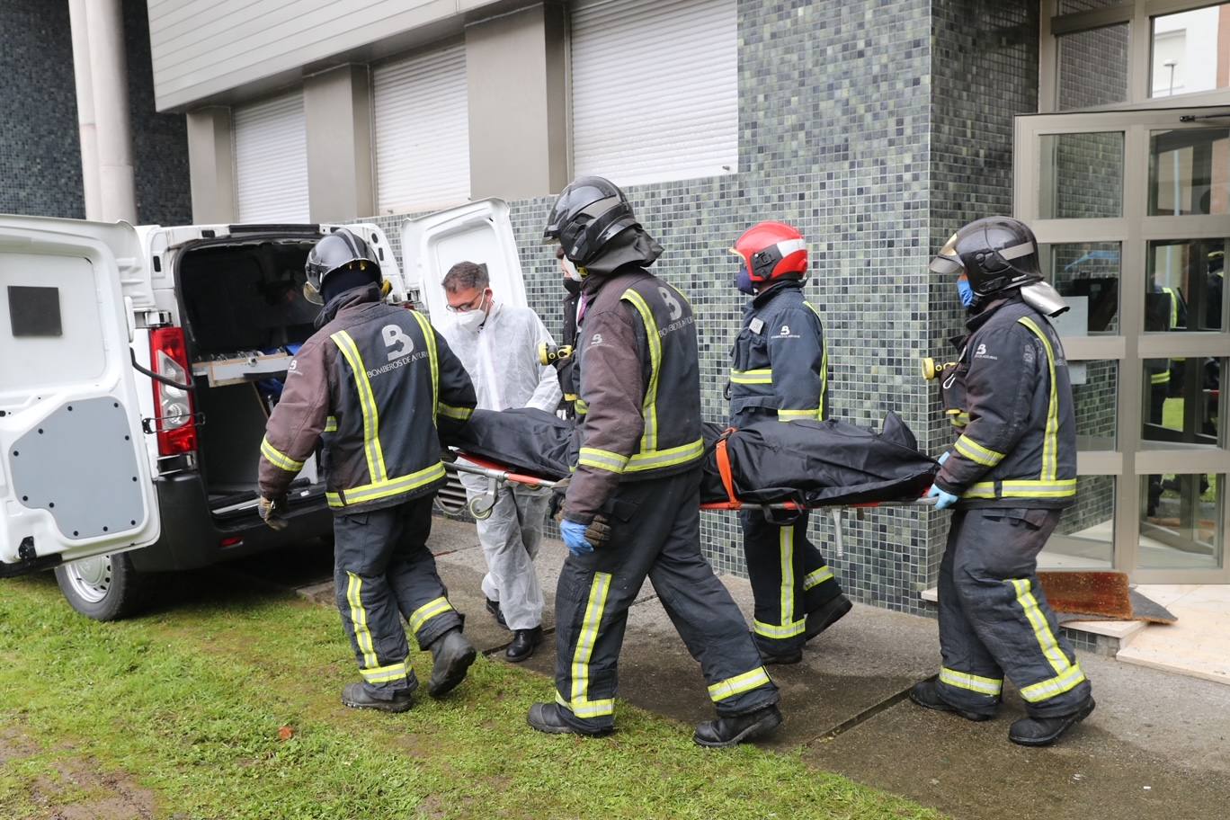 El fuego que este miércoles ha acabado con la vida de un hombre y una mujer en Villaviciosa habría partido, según todos los indicios, de un cigarro. Esa mala costumbre de fumar en la habitación que, según los testigos, tenían las dos víctimas ha sido la que, desgraciadamente, ha acabado con sus vidas.