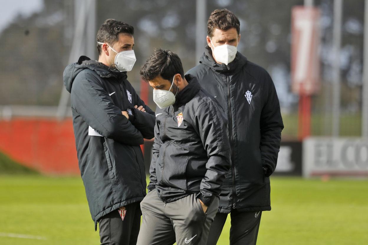 David Gallego, ayer, con Toni Clavero y Gordillo, en la vuelta al trabajo del equipo en las instalaciones de Mareo. 