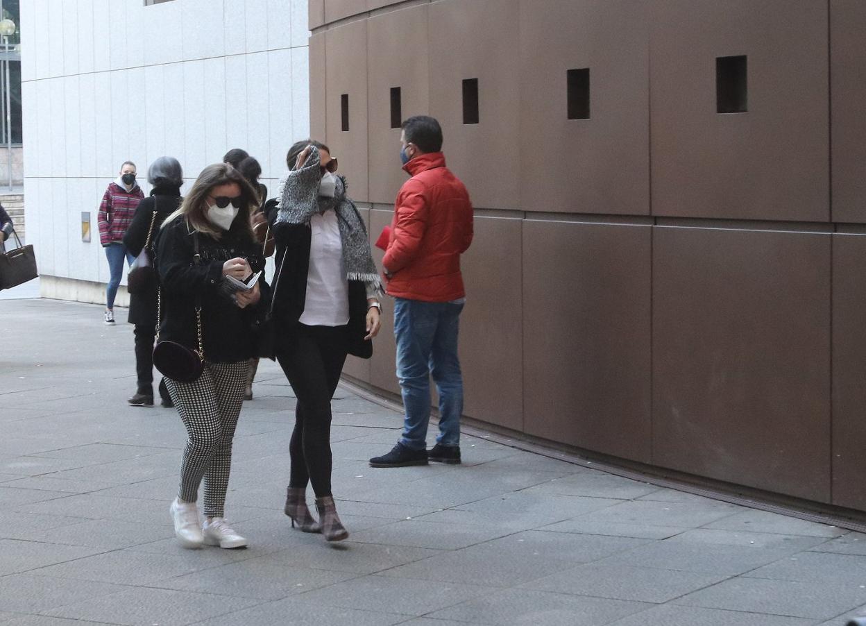 Las amigas de Carragal, a su llegada al Palacio de Justicia. 