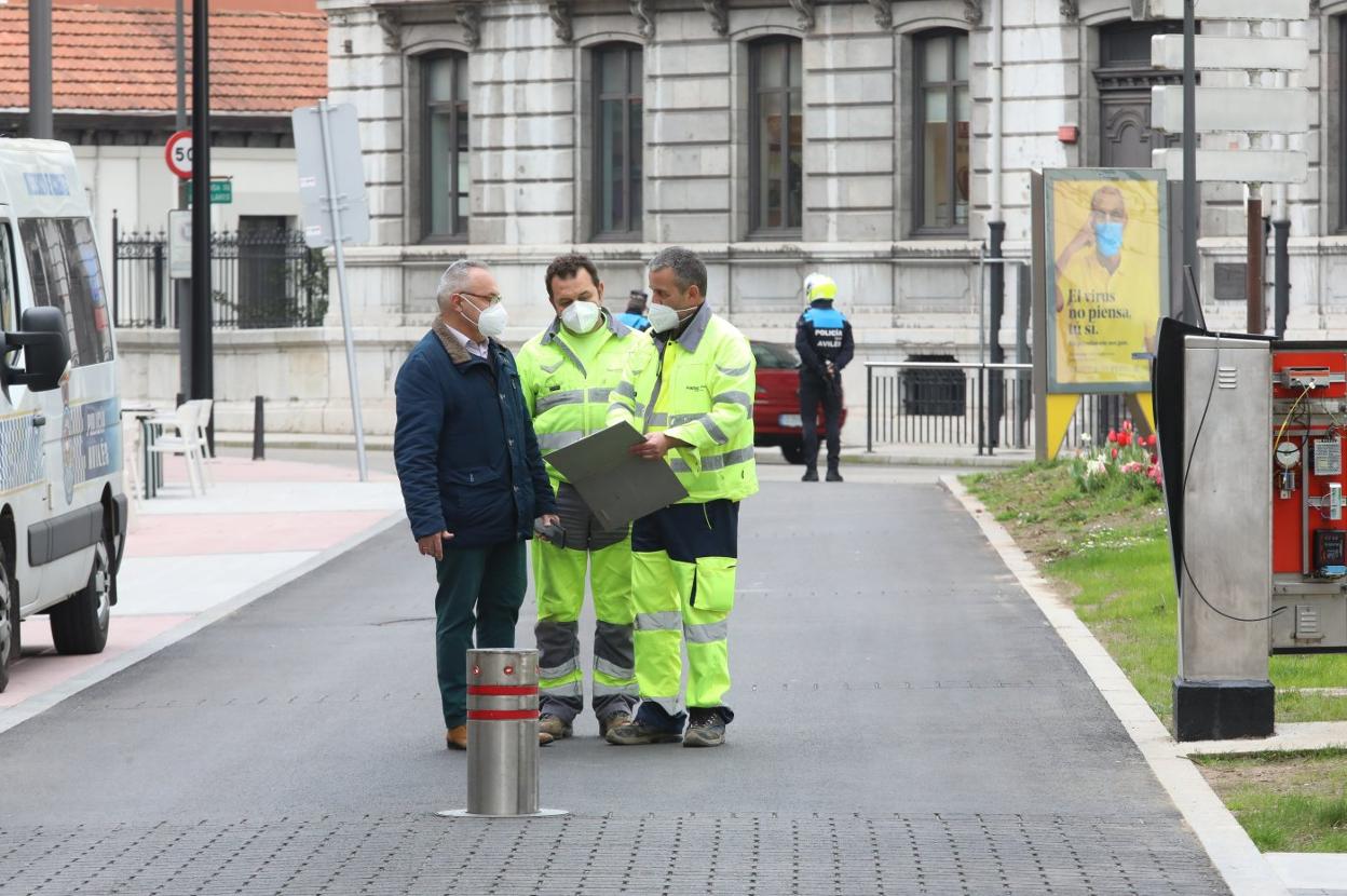 Técnicos de la empresa instaladora del bolardo el día 9, el primero que entró en funcionamiento. 