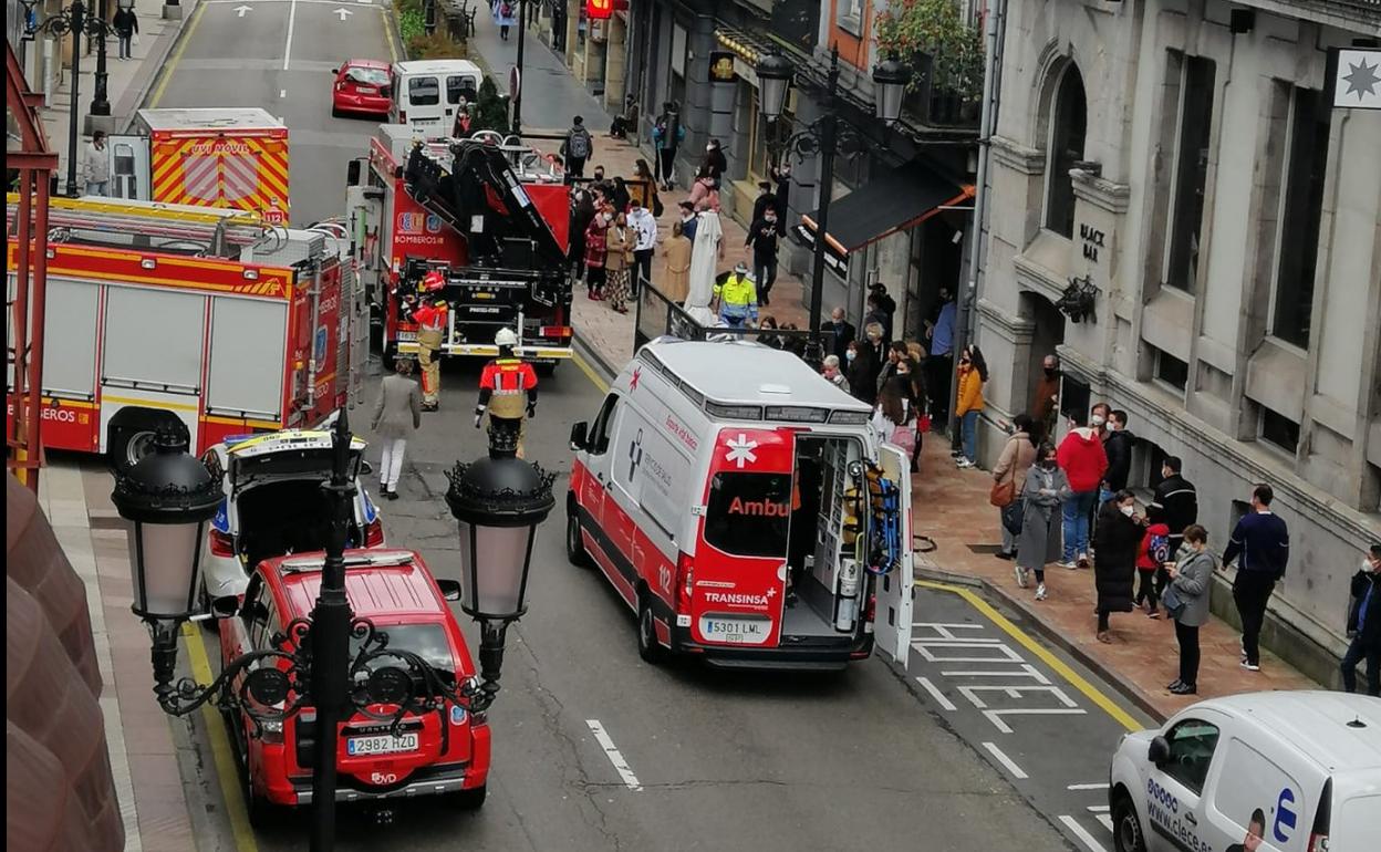 Los bomberos, la Policía Local y dos ambulancias acudieron a la calle Jovellanos, que permaneció cortada dos horas. 