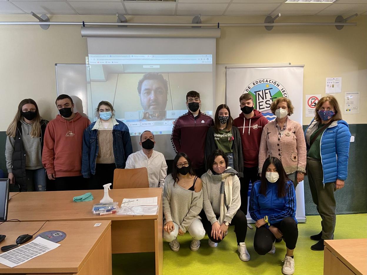 Ainhoa Peláez, Eloy Blanco, Carla Peruyero, Hugo García, Tamara Puerta, Rubén Ledesma, Covadonga Fernández y Pilar Pérez. Abajo, Nacho García, Mabel Lugo, Marta Fernández y Aida Tamargo. 