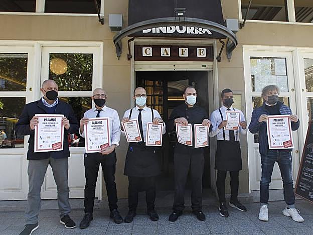Parada de los trabajadores del Café Dindurra junto al dueño del establecimiento y presidente de Otea en Gijón, Ángel Lorenzo.