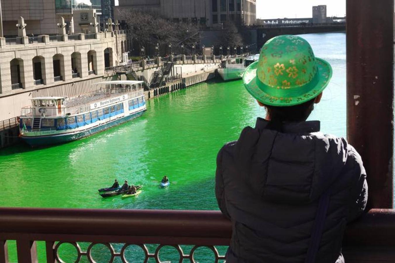 El río Chicago fluye a través de la ciudad de Chicago, atravesando el centro de la misma