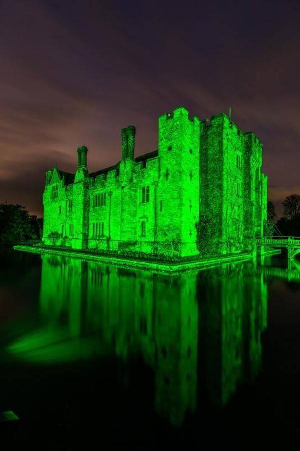 El castillo de Hever se encuentra en el pueblo de Hever, Kent, a 48 kilómetros al sureste de Londres, Inglaterra.