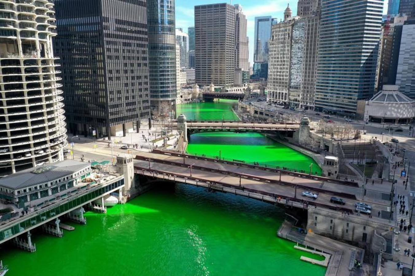 El río Chicago fluye a través de la ciudad de Chicago, atravesando el centro de la misma.