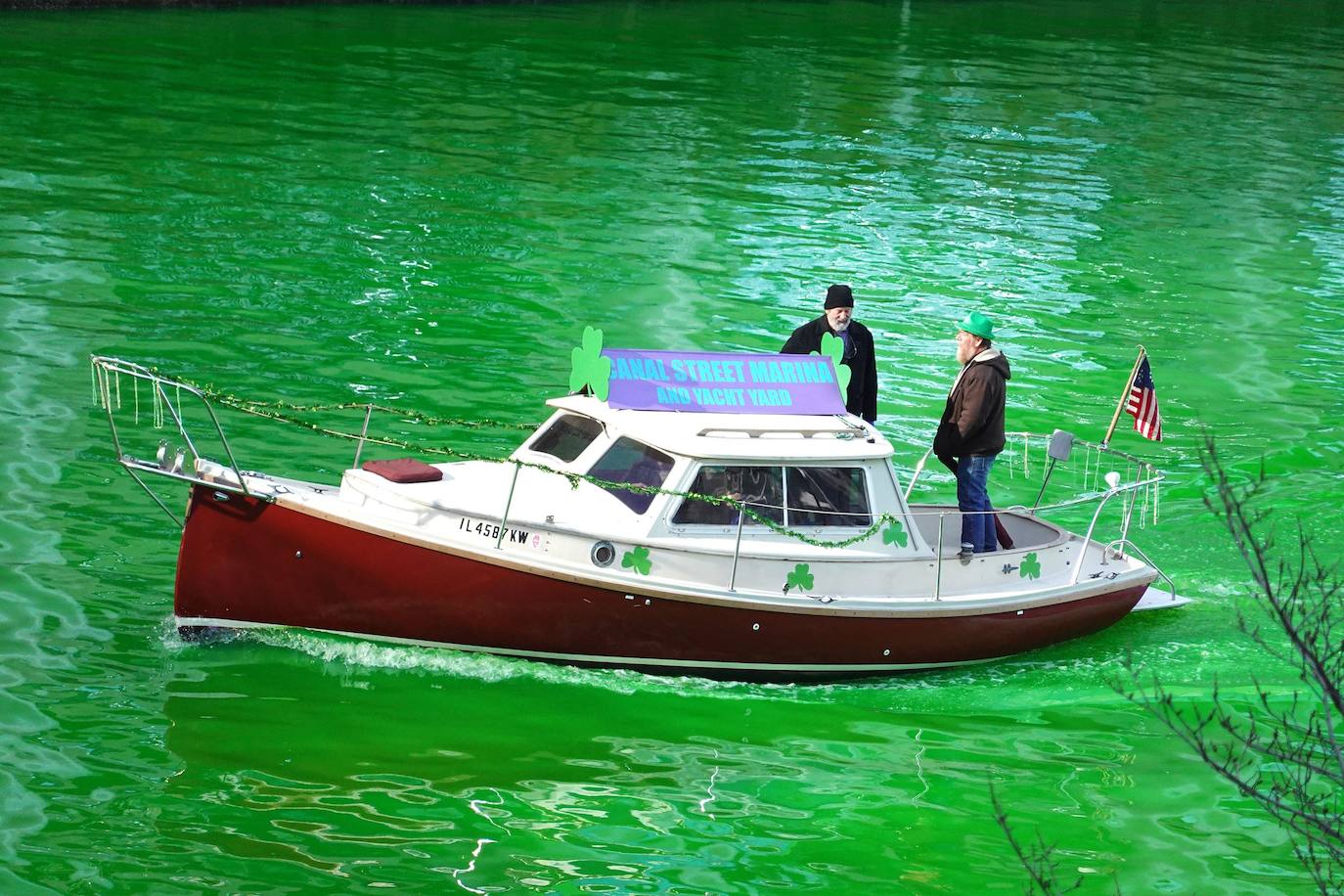 Chicago decidió este año suspender, a causa de la pandemia, una tradición en San Patricio: teñir el río de verde. Sin embargo, por sorpresa y sin que nadie lo esperara, el Ayuntamiento llevó a cabo la acción durante el fin de semana, evitando de este modo las aglomeraciones y permitiendo a los ciudadanos disfrutar del espectáculo de color. 