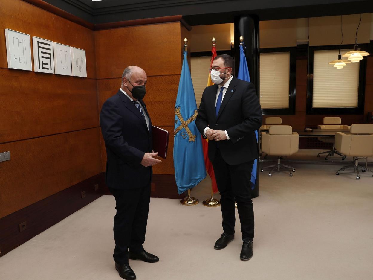 José Manuel Fernández conversa con Adrián Barbón. 