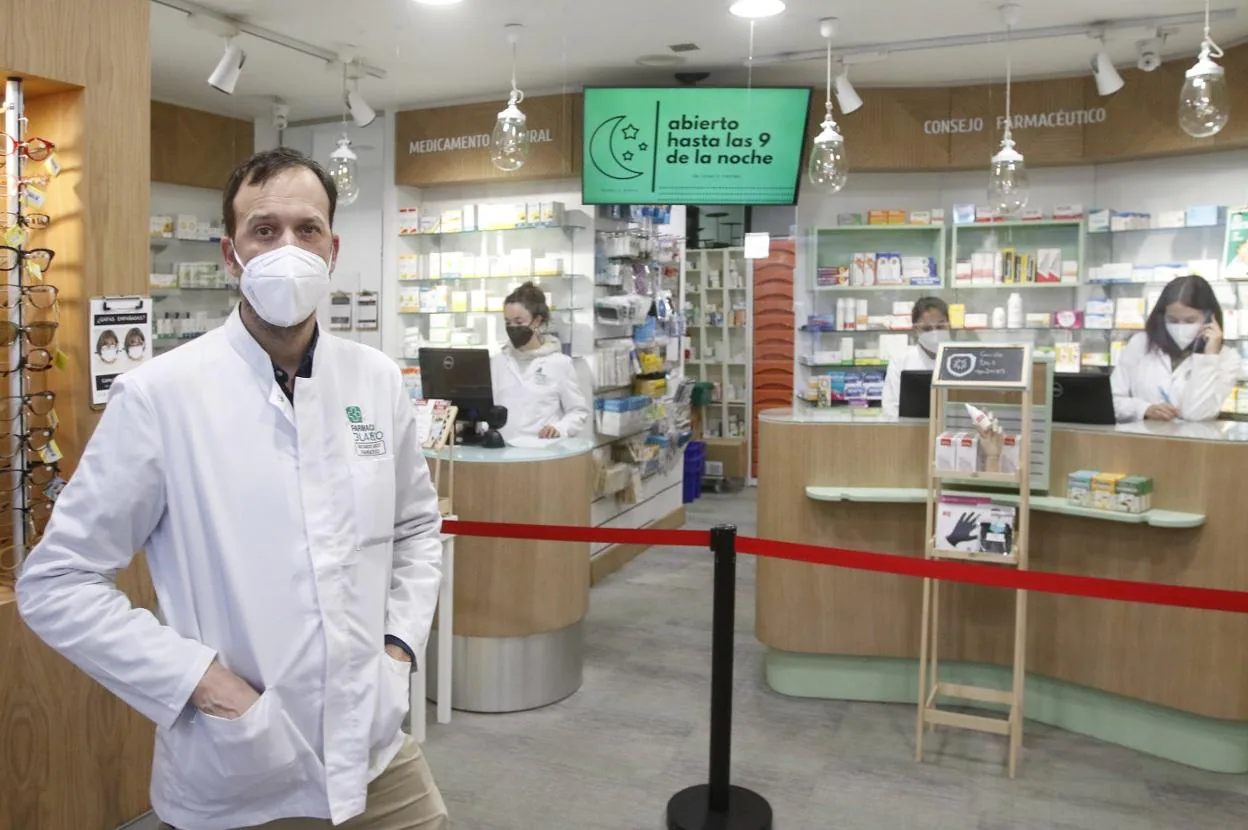 Ricardo Blasco, farmacéutico gijonés, se vacunó hace tres semanas. 