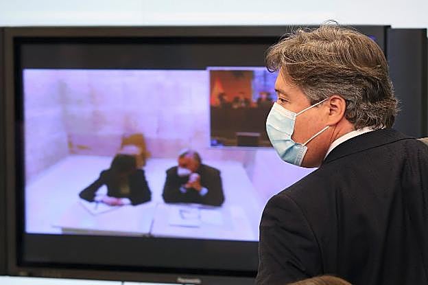 El diputado del PP Luis Santamaría. En la pantalla, Luis Bárcenas, que compareció desde la prisión de Soto del Real. 