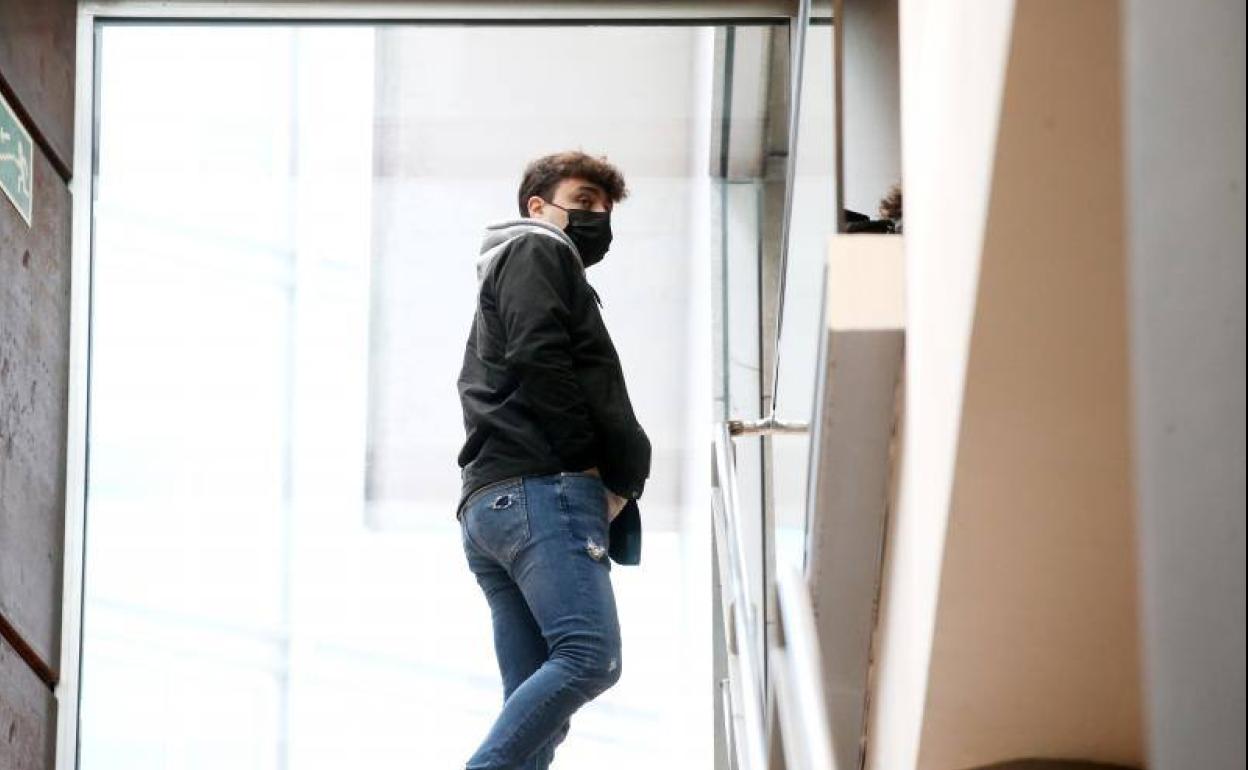 Uno de los acusados por la muerte de David Carragal, a su llegada a la Audiencia Provincial.