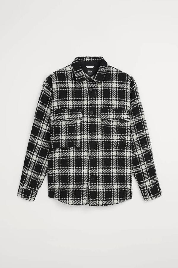 Sobrecamisa relaxed de cuadros de Zara, 39,95 euros.