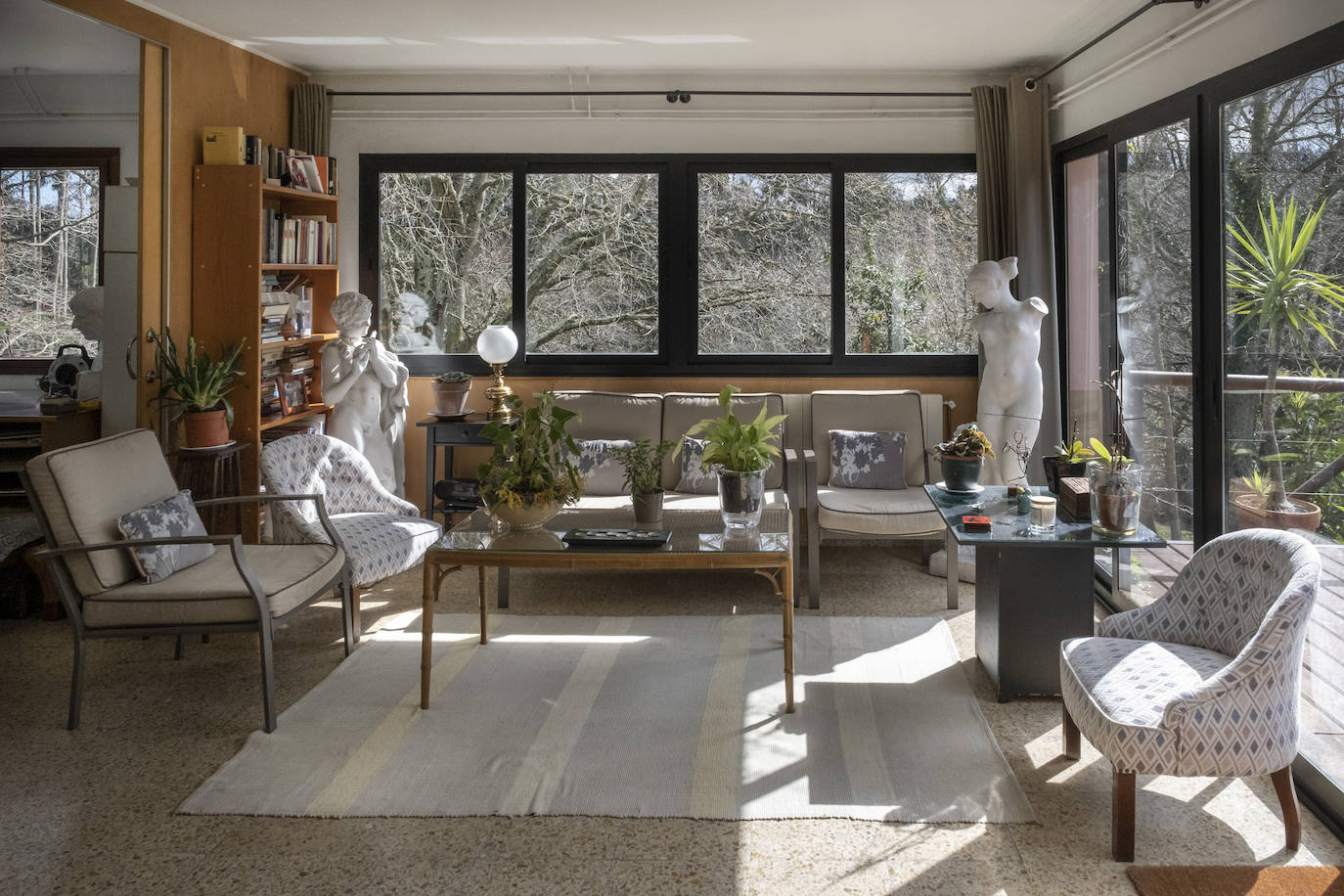 En un bosque. La vivienda de este artista visual y profesor de dibujo se integra en una carbayera de la que se disfruta a través de ventanales, porches abiertos y galerías