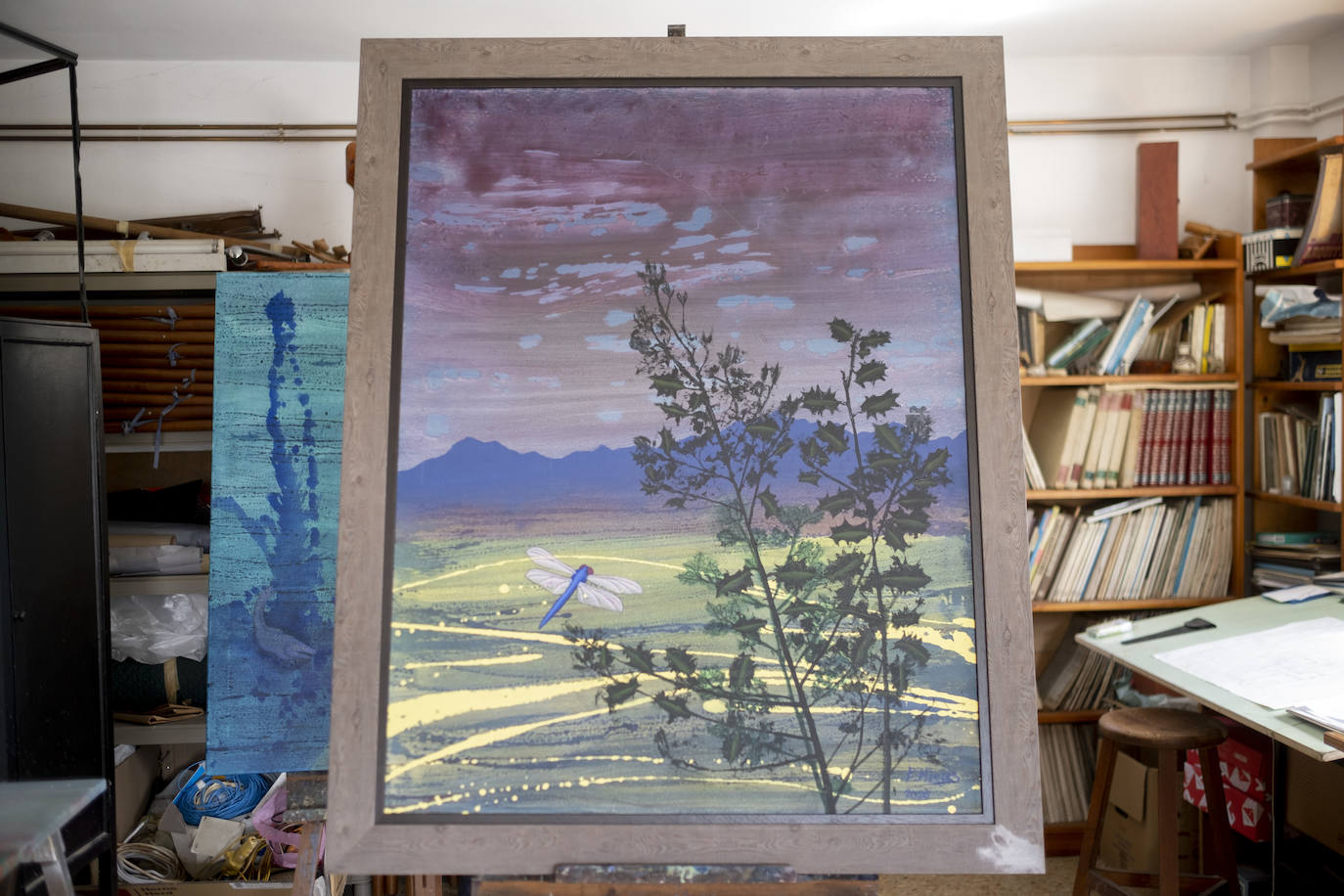En un bosque. La vivienda de este artista visual y profesor de dibujo se integra en una carbayera de la que se disfruta a través de ventanales, porches abiertos y galerías