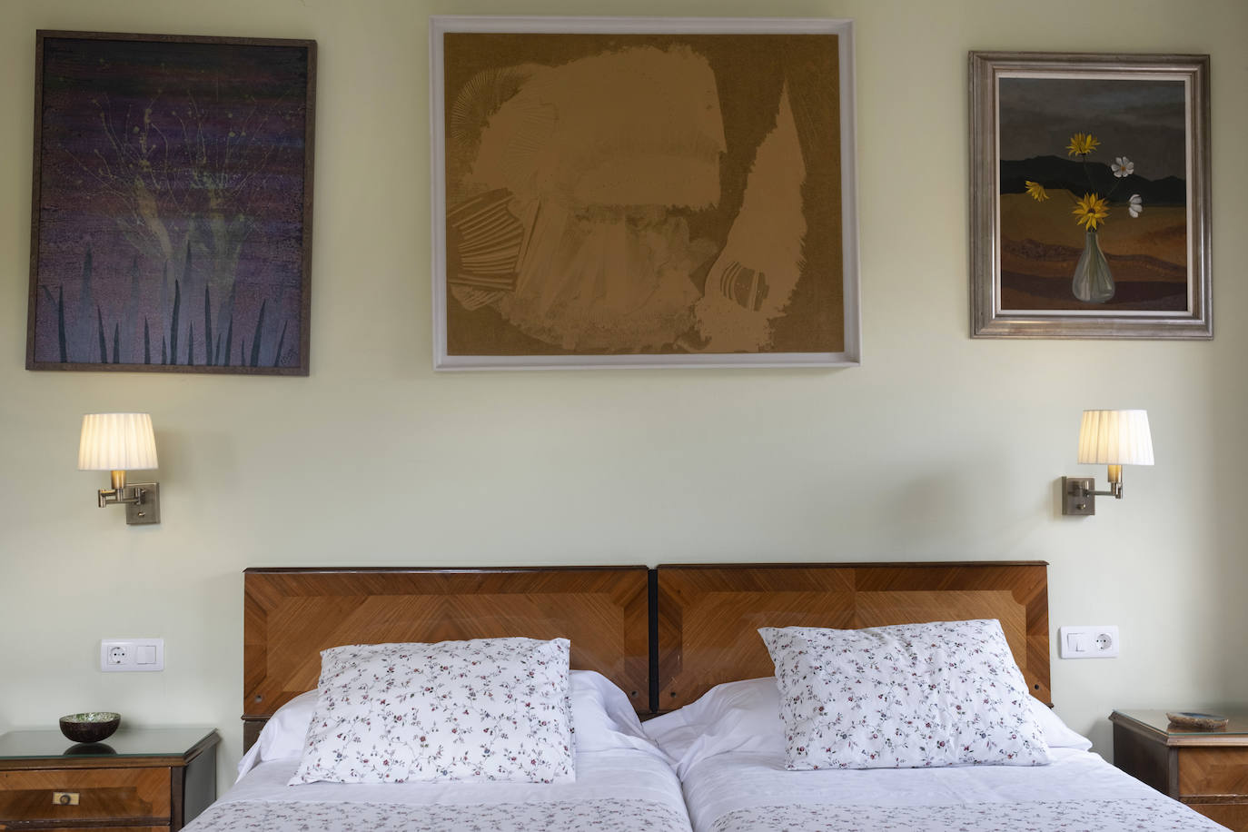 En un bosque. La vivienda de este artista visual y profesor de dibujo se integra en una carbayera de la que se disfruta a través de ventanales, porches abiertos y galerías