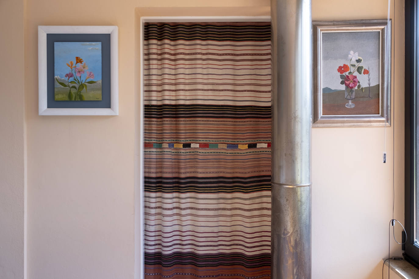 En un bosque. La vivienda de este artista visual y profesor de dibujo se integra en una carbayera de la que se disfruta a través de ventanales, porches abiertos y galerías