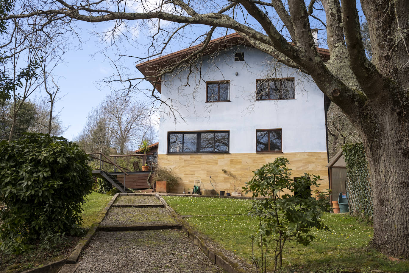 En un bosque. La vivienda de este artista visual y profesor de dibujo se integra en una carbayera de la que se disfruta a través de ventanales, porches abiertos y galerías