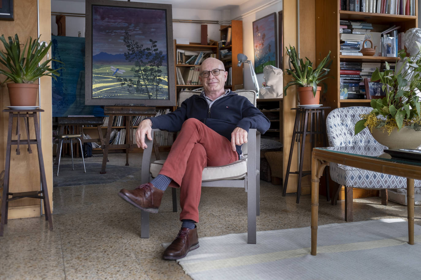 En un bosque. La vivienda de este artista visual y profesor de dibujo se integra en una carbayera de la que se disfruta a través de ventanales, porches abiertos y galerías