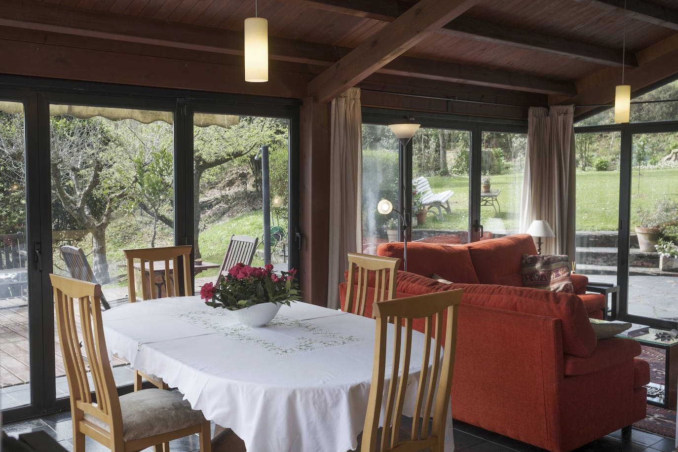 En un bosque. La vivienda de este artista visual y profesor de dibujo se integra en una carbayera de la que se disfruta a través de ventanales, porches abiertos y galerías