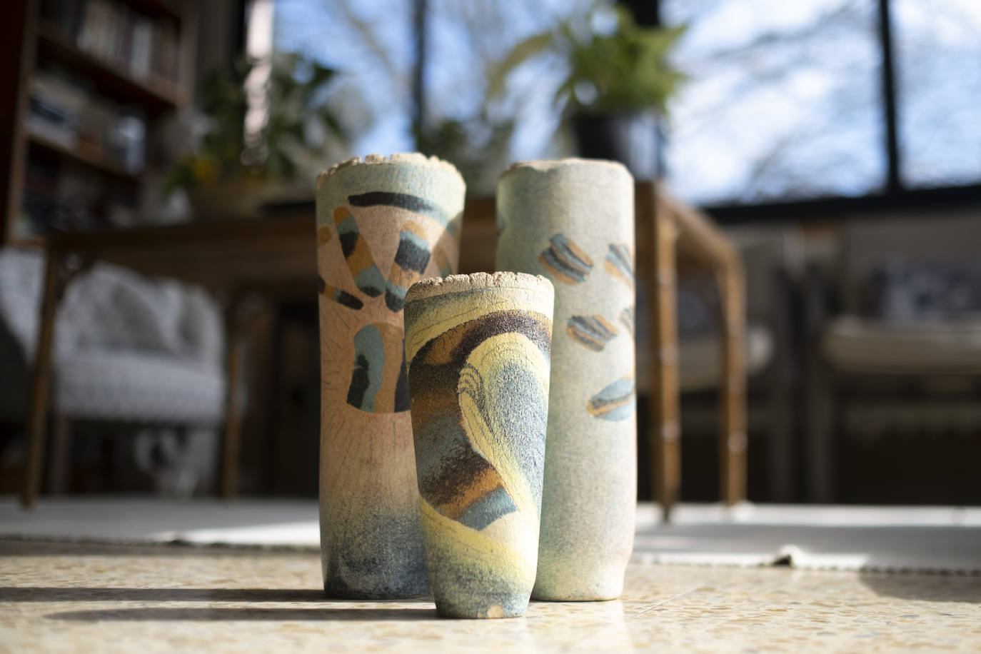 En un bosque. La vivienda de este artista visual y profesor de dibujo se integra en una carbayera de la que se disfruta a través de ventanales, porches abiertos y galerías