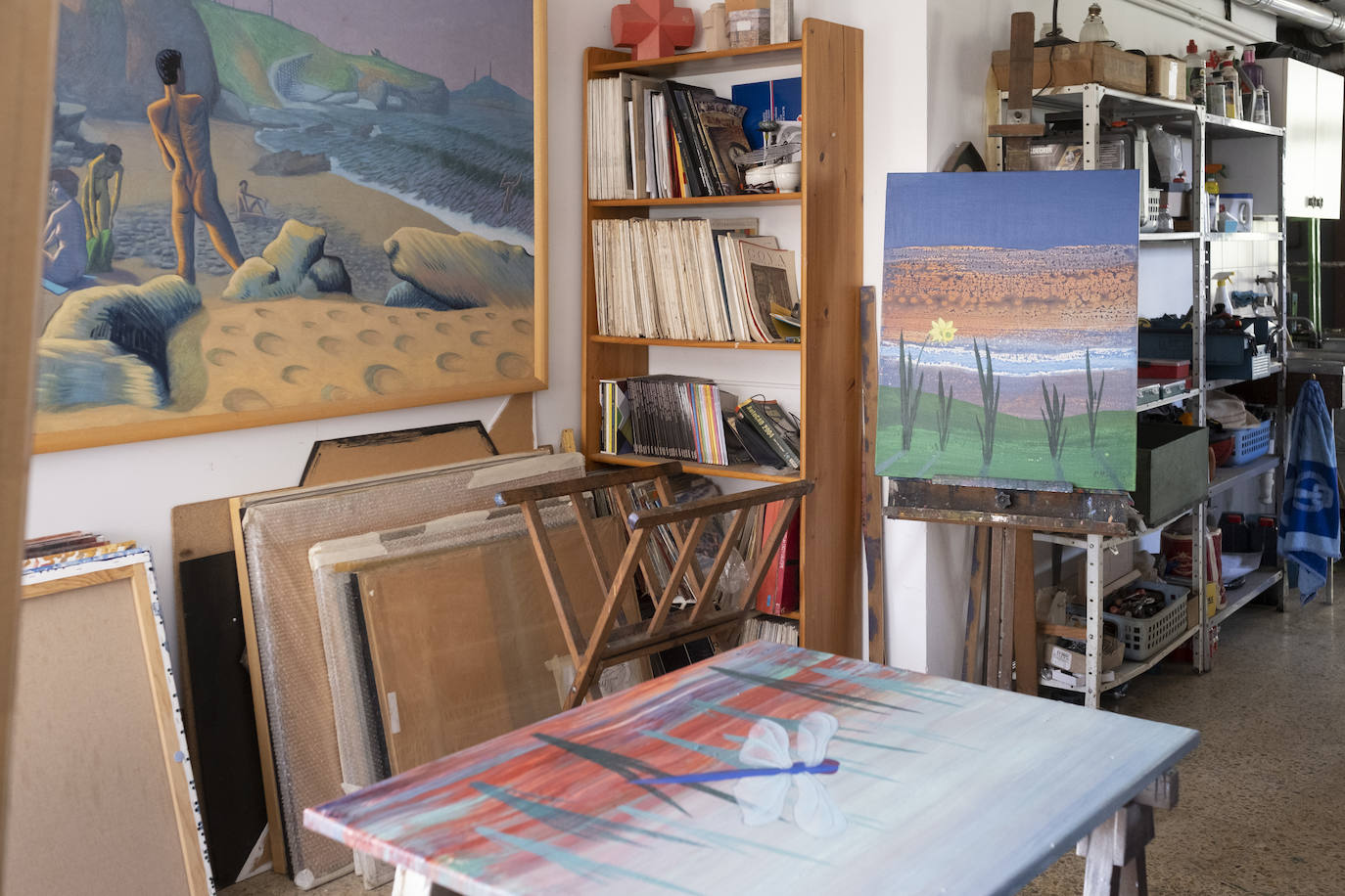 En un bosque. La vivienda de este artista visual y profesor de dibujo se integra en una carbayera de la que se disfruta a través de ventanales, porches abiertos y galerías