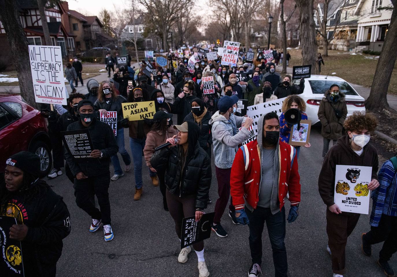 La muerte de ocho personas en el tiroteo contra tres salones de masajes asiáticos de Atlanta y Acworth ha despertado los temores de la comunidad asática, que denuncia el racismo oriental. El presidente de EE UU, Jon Biden, se reunirá hoy con líderes de la comunidad asiático-estadounidense para abordar el asunto.