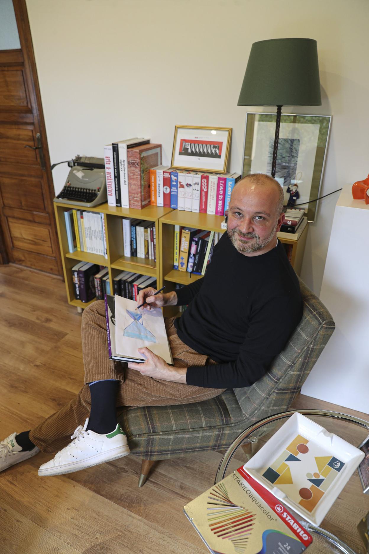 El diseñador Héctor Jareño en su casa de Gijón.