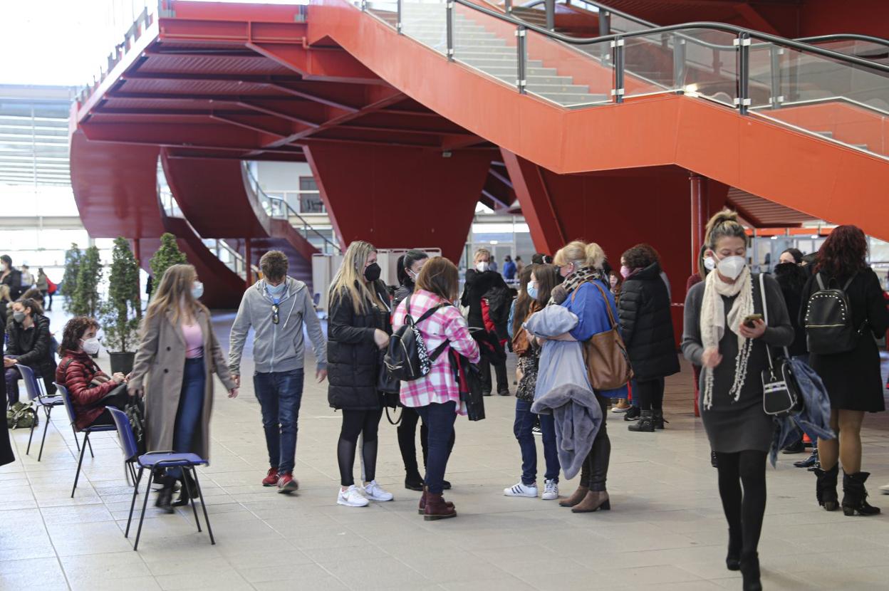 Docentes y personal de colegios gijoneses, durante la jornada de vacunaciones del pasado sábado. 