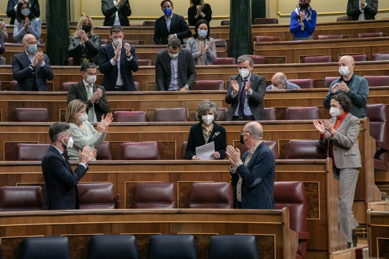 María Luisa Carcedo, impulsora de la iniciativa, recibe el aplauso del Congreso tras aprobarse la ley. 
