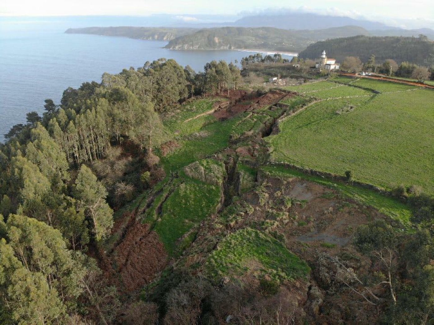 El impresionante argayo que afecta a las parcelas ubicadas al norte del faro de Tazones. 