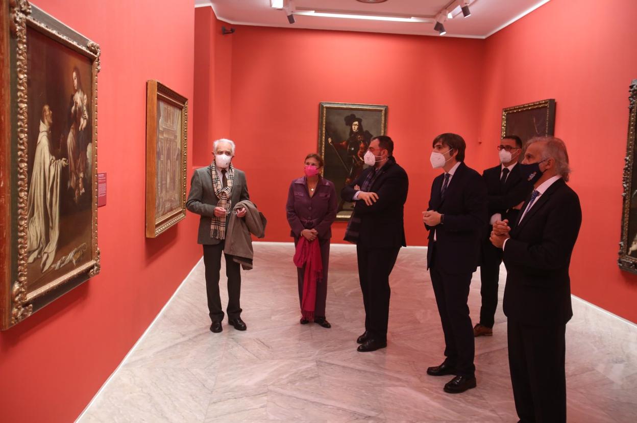 En el centro, Barbón, con el expresidente Pedro de Silva, Marilyn Orozco (secretaria de Plácido Arango), el director del Bellas Artes, Alfonso Palacio, el concejal José Luis Costillas y el hijo del mecenas, Francisco Arango. 