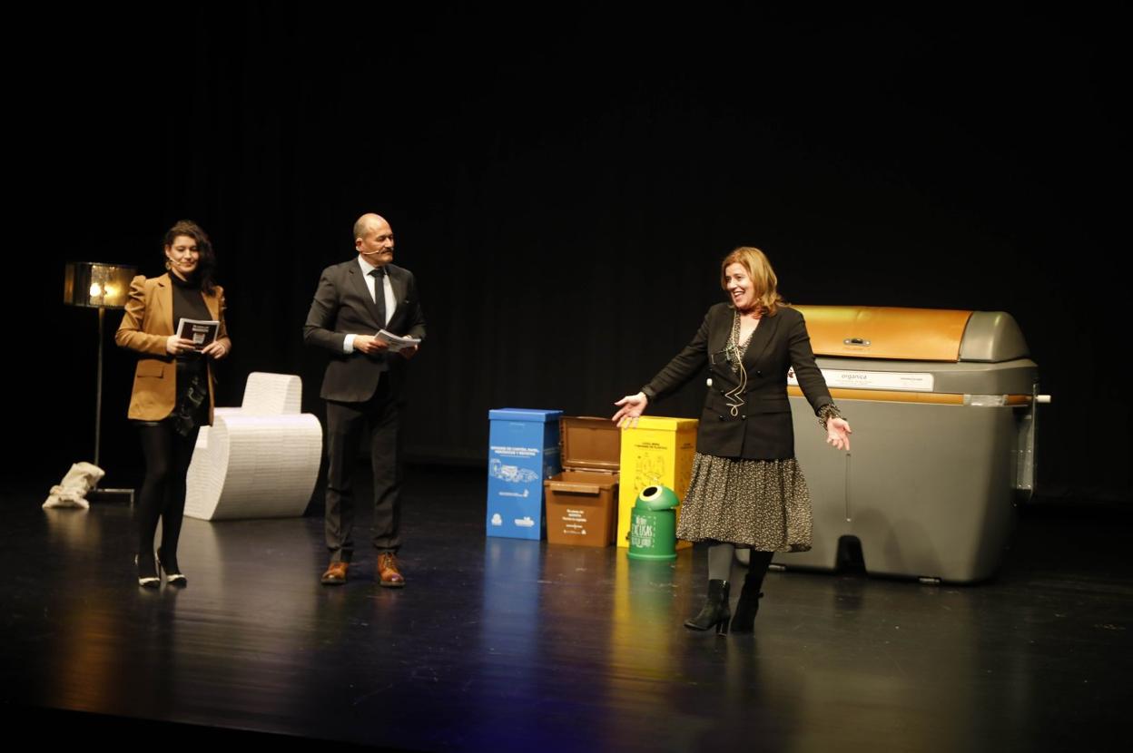 La alcaldesa de Langreo, Carmen Arbesú, anima a reciclar a sus vecinos durante la gala de concienciación. 