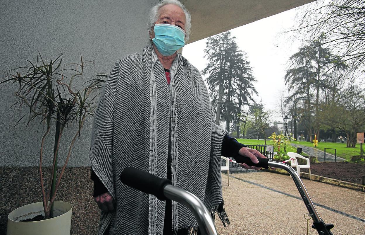 Isabel García Sánchez cumplirá cien años el mes que viene y lleva el Facebook de la residencia.
