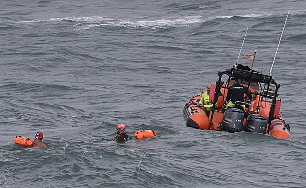 La lancha de Salvamento junto a los nadadores.