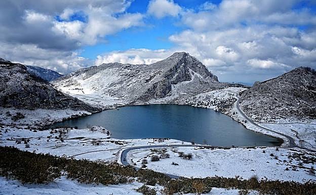 Los Lagos, cubiertos de nieve.