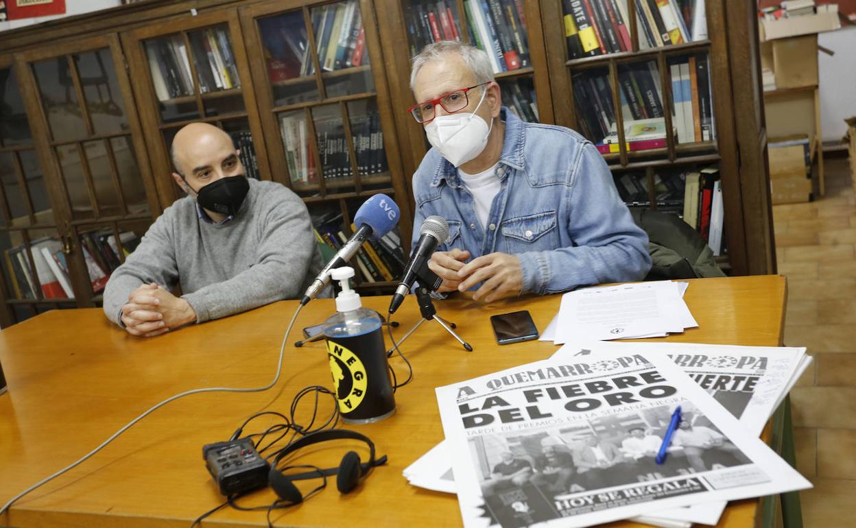 Santos Tejón y Ángel de la Calle, durante la presentación de la Semana Negra de este año.
