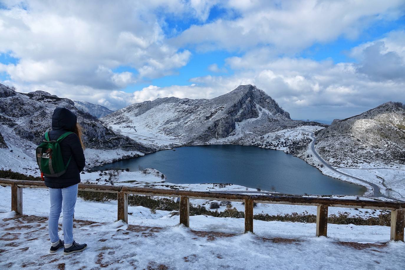 El emblemático enclave de los Picos de Europa ha amanecido cubierto de un manto blanco en sus cotas más altas y tanto en los alrededores del Enol como del Ercina se acumula una capa de nieve.
